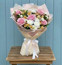 Букет цветов из:  Гвоздики, Орхидеи и Розы в Карпинске