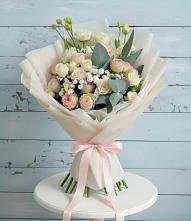 Букет цветов из:  Розы и Лизиантусы в Карпинске