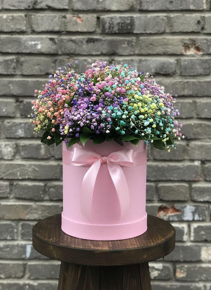 Цветочная композиция из Гипсофила и Розы в шляпной коробке в Карпинске