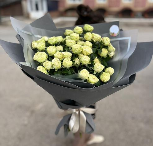 Букет Белые кустовые розы Солинеро в Карпинске