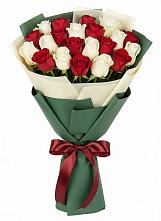 Букет Микс из красных и белых роз в Карпинске