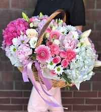 Композиция солнечный день в Карпинске Цветочная композиция из Розы, Хризантемы, Пионы и Лизиантусы в корзине в Карпинске