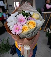 Букет цветов из:  Герберы, Розы и Хризантемы в Карпинске