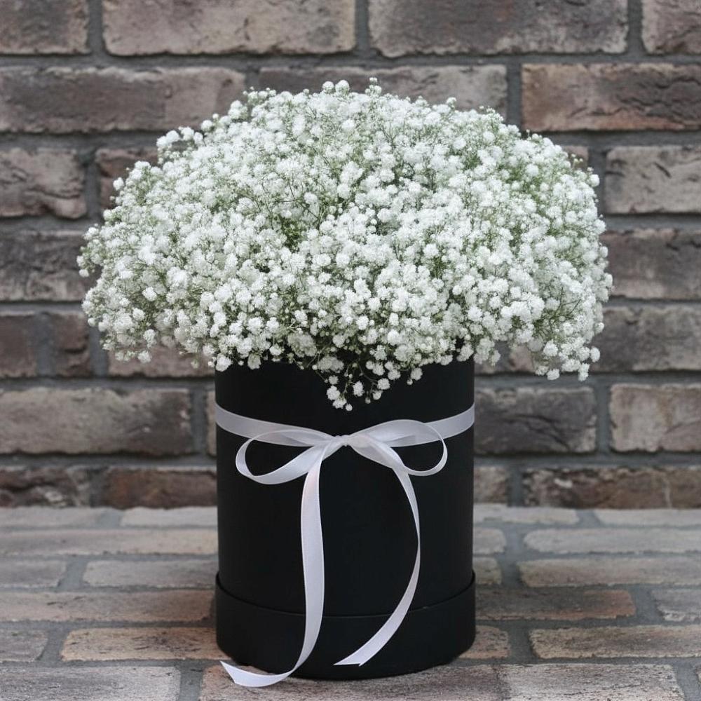 Цветочная композиция из Гипсофила в шляпной коробке в Карпинске