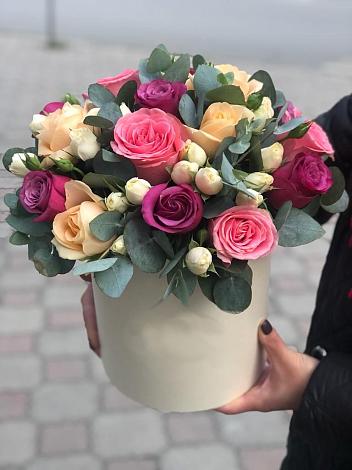 Цветочная композиция из Розы в шляпной коробке в Карпинске