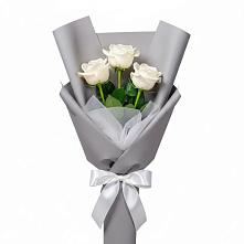 Букет 3 белые розы в Карпинске