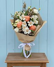 Букет цветов из:  Альстромерии, Лизиантусы, Розы и Хризантемы #REPLACE_PRED# Карпинске