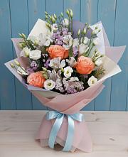 Букет цветов из:  Лизиантусы, Розы, Альстромерии и Гипсофила в Карпинске