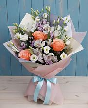 Букет цветов из:  Лизиантусы, Розы, Альстромерии и Гипсофила в Карпинске