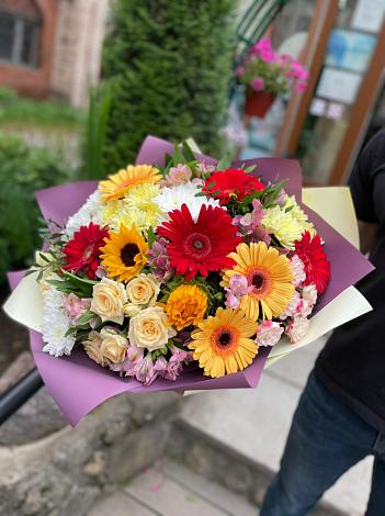 Букет цветов из: Герберы, Ромашки, Хризантемы, Розы и Подсолнухи в Карпинске