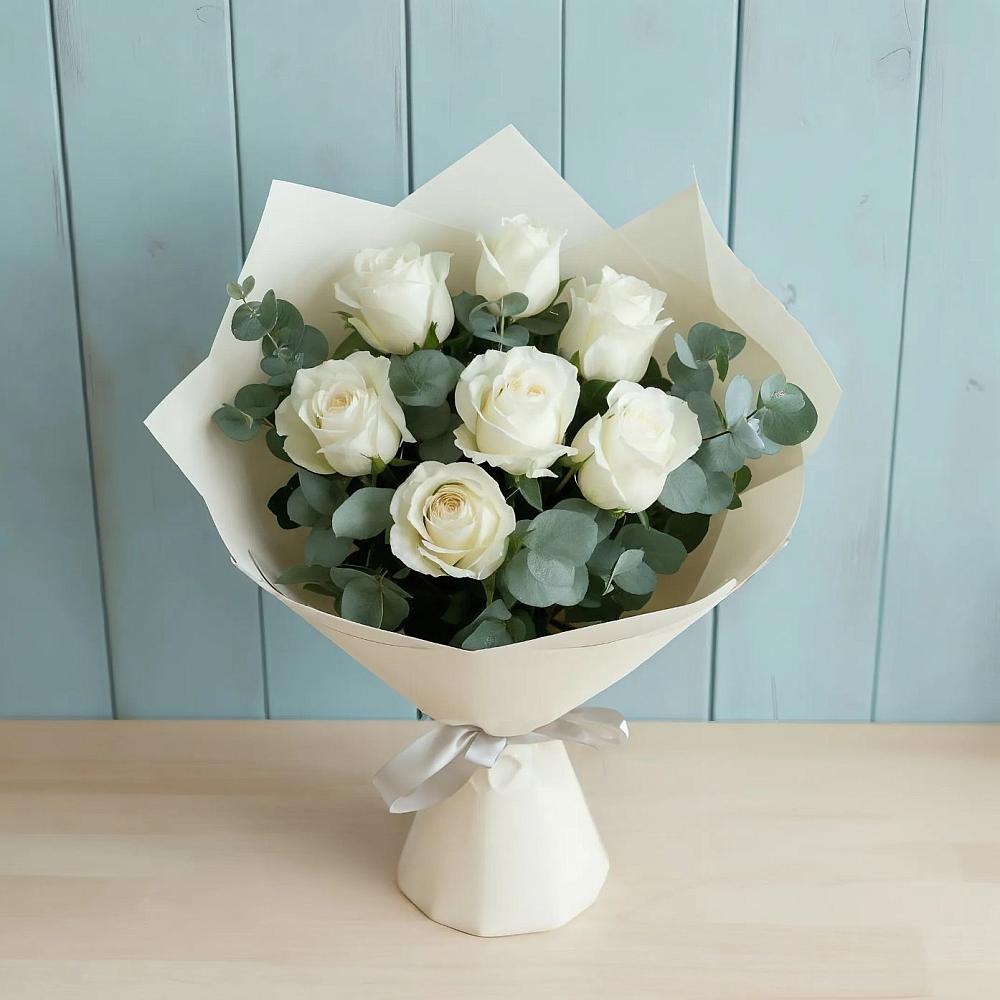 Букет Белые розы в Эвкалипте в Карпинске