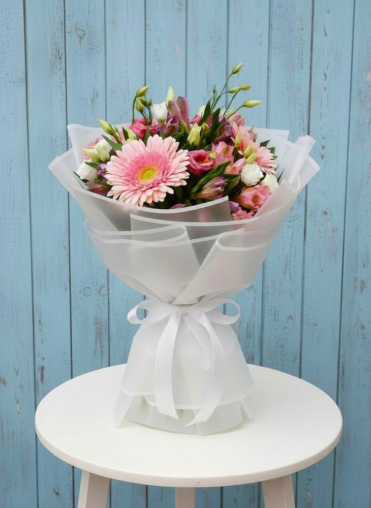 Букет цветов из: Герберы, Альстромерии и Лизиантусы в Карпинске