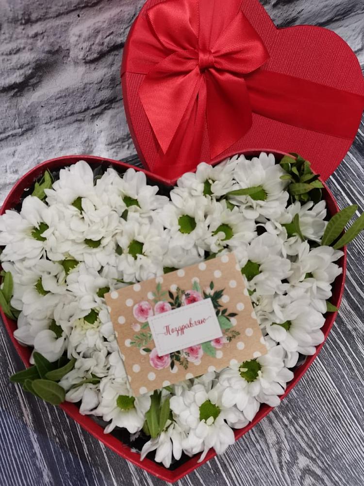 Цветочная композиция из Хризантемы в виде сердца в Карпинске