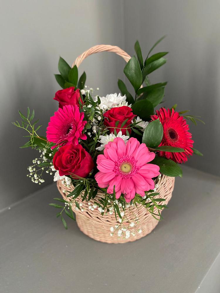 Цветочная композиция из Розы, Хризантемы и Герберы в корзине в Карпинске