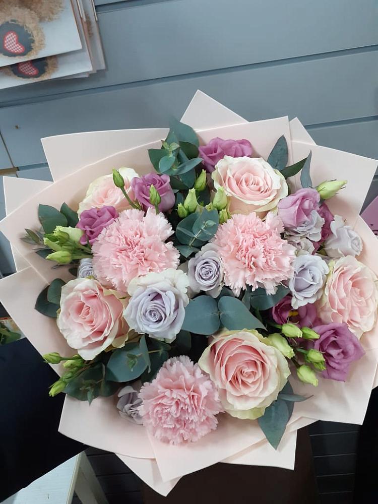 Букет цветов из: Розы, Гвоздики и Лизиантусы в Карпинске