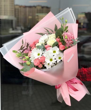Букет цветов из: Розы, Лизиантусы и Хризантемы в Карпинске