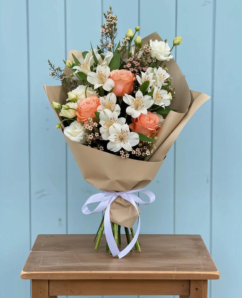 Букет цветов из: Альстромерии, Лизиантусы, Розы и Хризантемы в Карпинске